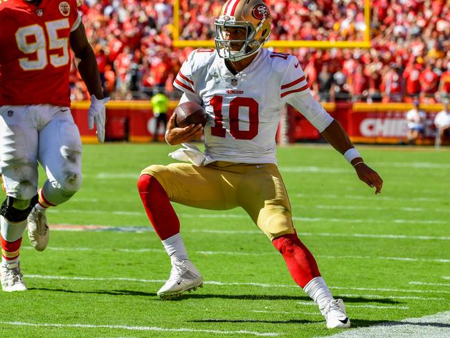 KANSAS CITY, MO - SEPTEMBER 23: Jimmy Garoppolo #10 of the San Francisco 49ers rushes plants on his left leg at the sideline on a play in which he would be injured during the fourth quarter of the game against the Kansas City Chiefs at Arrowhead Stadium on September 23rd, 2018 in Kansas City, Missouri.   Peter Aiken/Getty Images/AFP == FOR NEWSPAPERS, INTERNET, TELCOS & TELEVISION USE ONLY ==