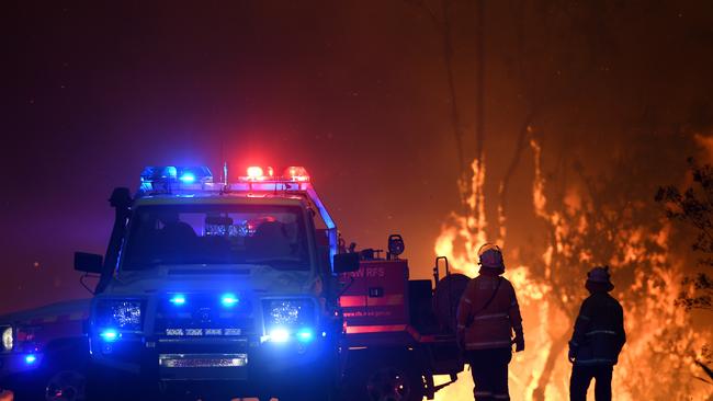 NSW Rural Fire Service crews protect properties on Waratah Road and Kelyknack Road as the Three Mile fire approached Mangrove Mountain in December. (AAP Image/Dan Himbrechts)