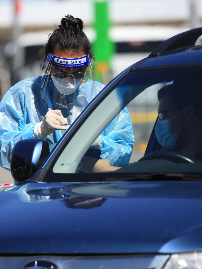 Bendigo Health announced extended hours at the Bendigo Showgrounds drive-through testing site, running from 8.30am to 6pm, and the McLaren St facility from 10am to 6pm. Picture: NCA NewsWire Christian Gilles