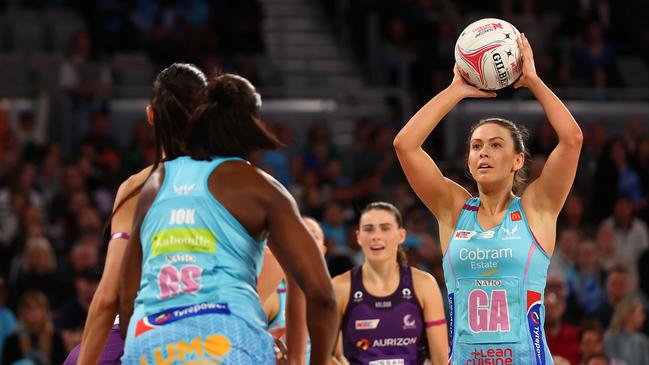 MELBOURNE, AUSTRALIA - JUNE 16: Gabrielle Sinclair of the Mavericks looks to pass during the round 10 Super Netball match between Melbourne Mavericks and Queensland Firebirds at John Cain Arena on June 16, 2024 in Melbourne, Australia. (Photo by Graham Denholm/Getty Images)