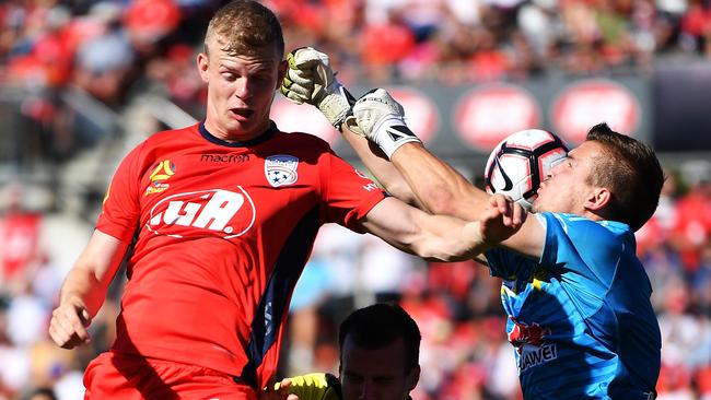 Adelaide United’s Jordan Elsey challenges Wellington Phoenix keeper Filip Kurto at Coopers Stadium. Picture: Getty Images