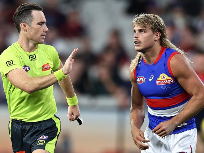 MELBOURNE.  16/03/2022.   AFLÃ Round 1.   Melbourne  v Western Bulldogs at the MCG.  Umpire Jacob Mollison tells Bulldog Bailey Smith to come back 50 mtrs after Smith abused him  . Photo by Michael Klein