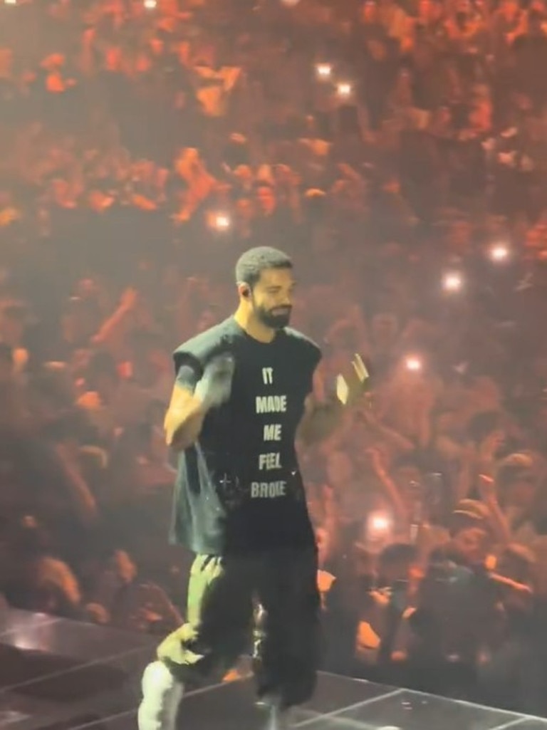 Drizzy Drake wore a shirt with the words “it made me feel broke” to his Brisbane concert on Monday, appearing to reference local Aussie feud between Anna Paul and Mikaela Testa.