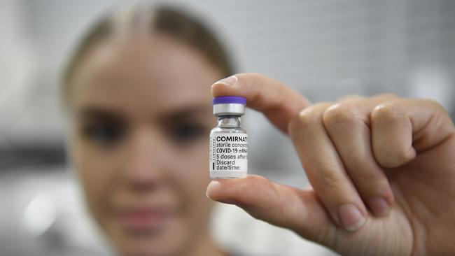 The Pfizer COVID-19 vaccine is now recommended for everyone aged under 60. Picture: Ian Hitchcock