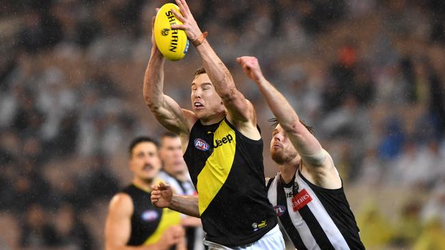 Tiger Tom Lynch marks strongly in front of Jordan Roughead. Picture: AAP