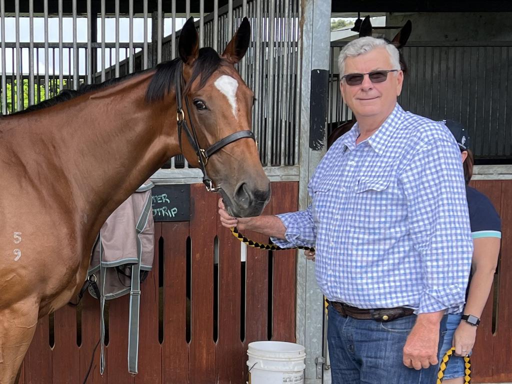 ATT BEN DORRIES : le baron de la propriété bovine Qld Alan Acton et la pouliche de deux ans entraînée par Tony Gollan, Honey Pot.