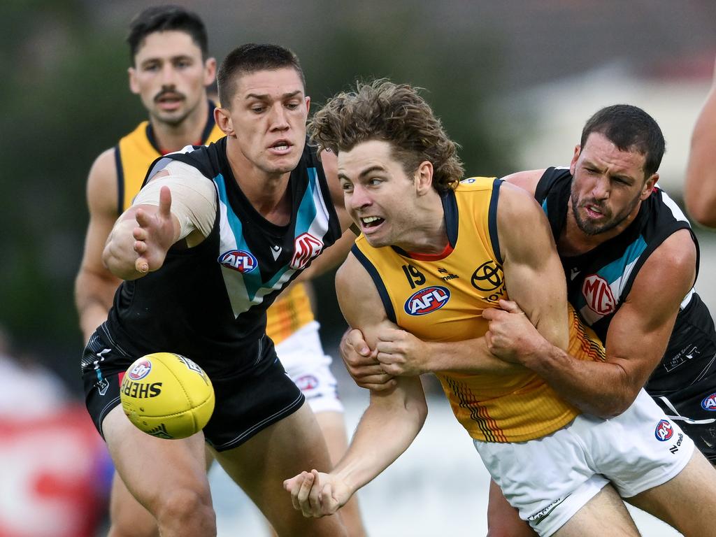 Zac Taylor handballs under pressure from Travis Boak. Picture: Mark Brake/Getty Images