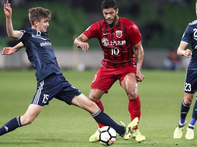 Cameron McGilp of Melbourne Victory (L) blocks Hulk of Shanghai SIPG during the AFC Champions League Group F football match between Australia's Melbourne Victory and China's Shanghai SIPG at AAMI Park Stadium in Melbourne on April 18, 2018. / AFP PHOTO / CON CHRONIS / -- IMAGE RESTRICTED TO EDITORIAL USE - STRICTLY NO COMMERCIAL USE --