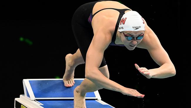 Ariarne Titmus leaves the blocks in the 200m final.