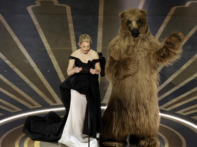 Elizabeth Banks and Cocaine Bear during the 95th Annual Academy Awards. Picture: Getty Images