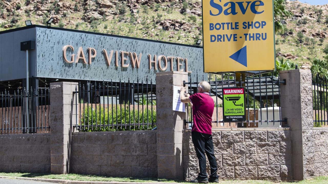 Gap View Hotel supervisor Michael Perris posts a closed notice after Northern Territory Police served a notice of suspension on the Alice Springs establishment, Friday, February 3, 2023. Picture: Kevin Farmer