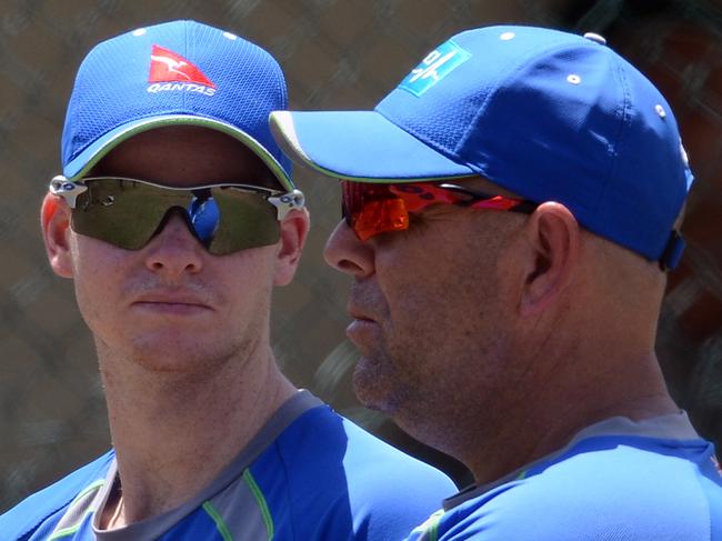 Australia's captain Steven Smith (L) gestures while talking with coach Darren Lehmann (R) during a training session at The Sinhalese Sports Club (SSC) Ground in Colombo on August 11, 2016. Struggling Australia face losing their crown as the world's number one team unless they can prevent a rampant Sri Lanka from completing a series whitewash in the final Test beginning this weekend. / AFP PHOTO / LAKRUWAN WANNIARACHCHI