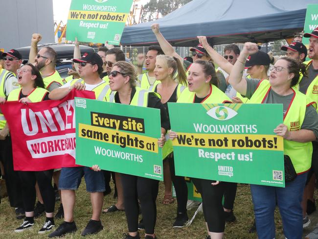 MELBOURNE, AUSTRALIA- NewsWire Photos DECEMBER 3, 2024: Woolworth workers on a picket line at the Dandenong South Distribution centre.The centre remains closed as negotiations continue. Picture:  NewsWire/ David Crosling