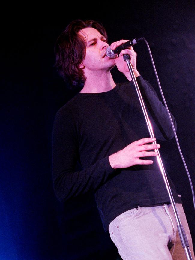 Bernard Fanning of Powderfinger in 2000.