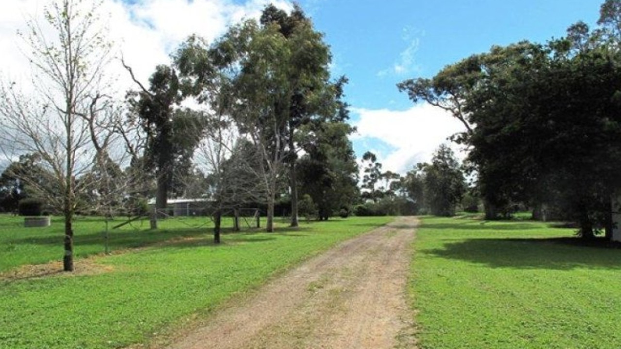 The driveway leading up to the home.