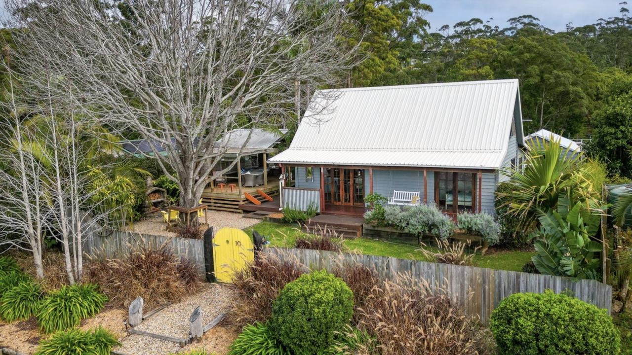 A four-bedroom, one-bathroom home on Queensland's Tamborine Mountain has sold for $955,000.