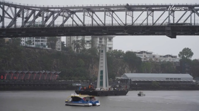 Mast installed on Kangaroo Point Green Bridge after tight squeeze