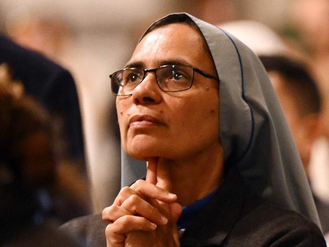 EDITORS NOTE: Graphic content / Nuns attend the prayer of the Diocese of Rome for Pope Francis at the Archbasilica of Saint John Lateran in Rome on April 24, 2025. The Vatican on April 24 said some 61,000 people had already paid their respects to Pope Francis, whose body is lying in state in St Peter's Basilica ahead of his funeral. (Photo by Andrej ISAKOVIC / AFP)