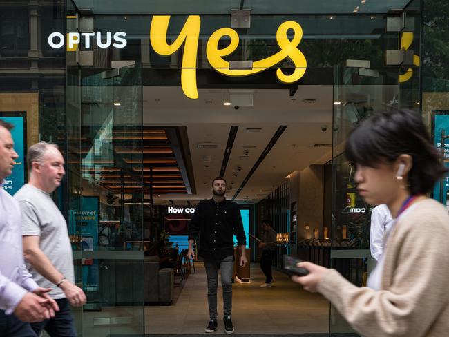 SYDNEY, AUSTRALIA - NewsWire Photos, NOVEMBER 09, 2023: Crowd outside the Optus centre in George Street in Sydney.  Picture: NCA NewsWire / Flavio Brancaleone