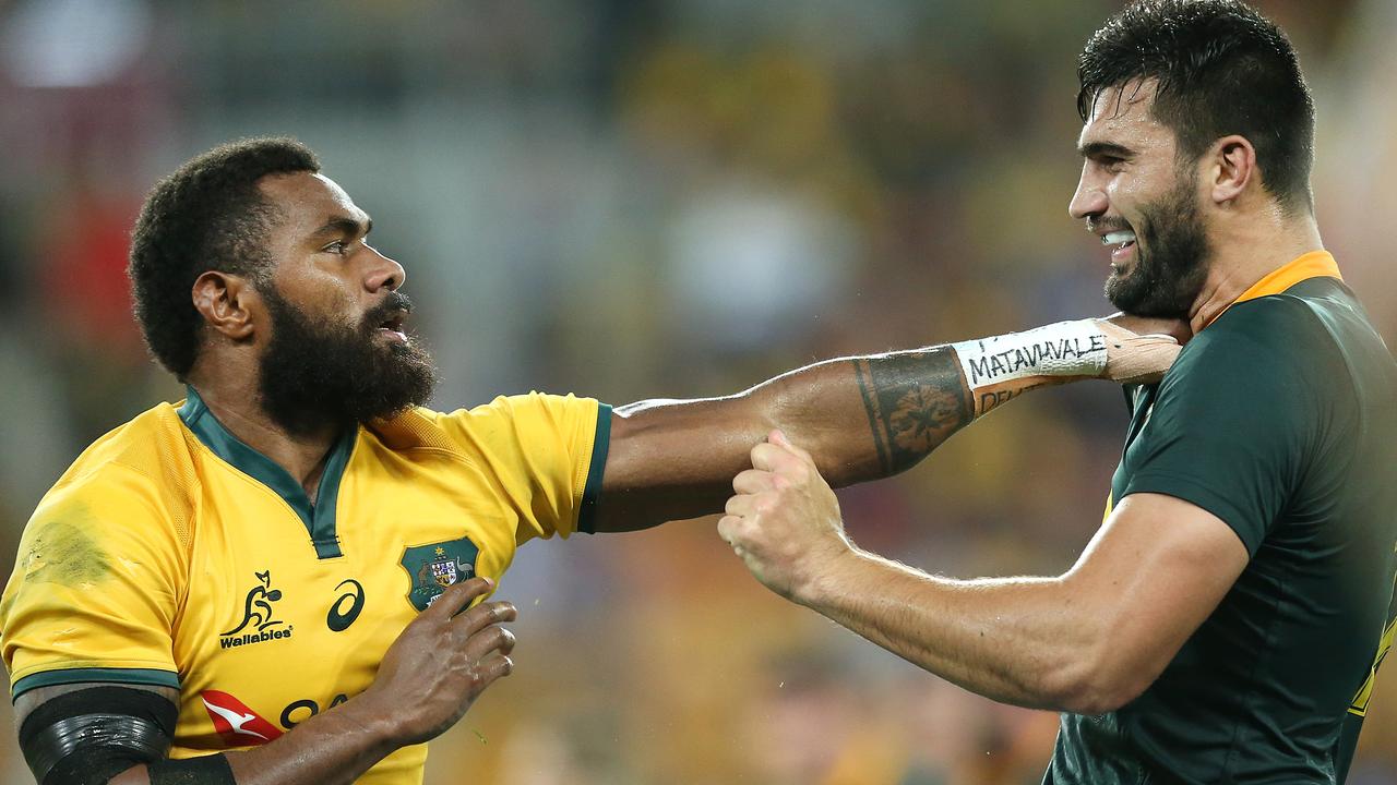 Marika Koroibete of the Wallabies gets to know Damian de Allende of the Springboks.