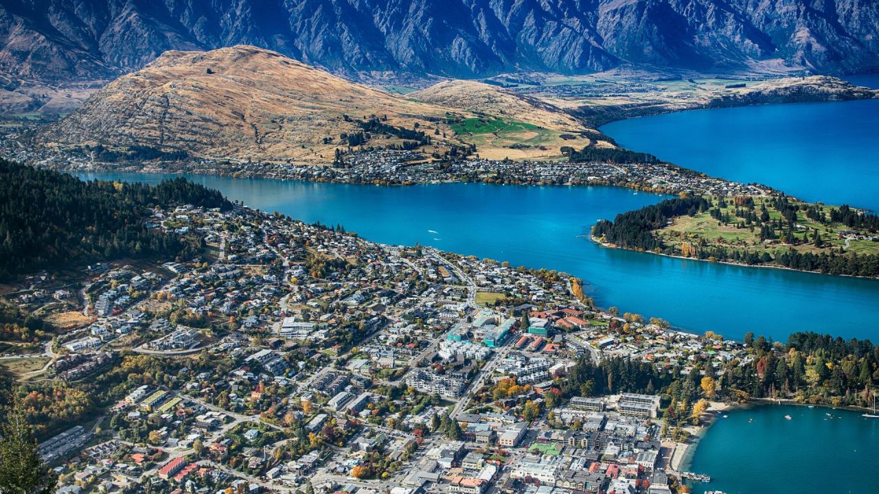 #6. Queenstown Marathon (New Zealand)Think postcard-perfect views: snow-capped mountains, crystal-clear lakes and autumnal trails. That’s the Queenstown Marathon. Every step feels like a meditation, even when your legs are burning. The course is mostly flat and fast, but it’s the natural beauty that steals the show – ideal if you are chasing a PB or just want to soak up nature while you run.
