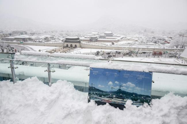 Heavy snow has blanketed the South Korean capital the past two days