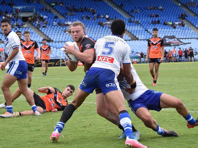 Josh Feledy prepares to throw the matchwinning pass. Picture: Sean Teuma/NewsLocal