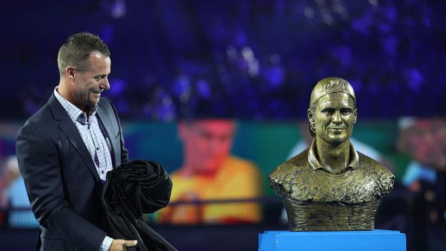 Lleyton Hewitt uneveils a statue of himself as he is inducted into the Australian Tennis Hall of Fame. Picture: AFP