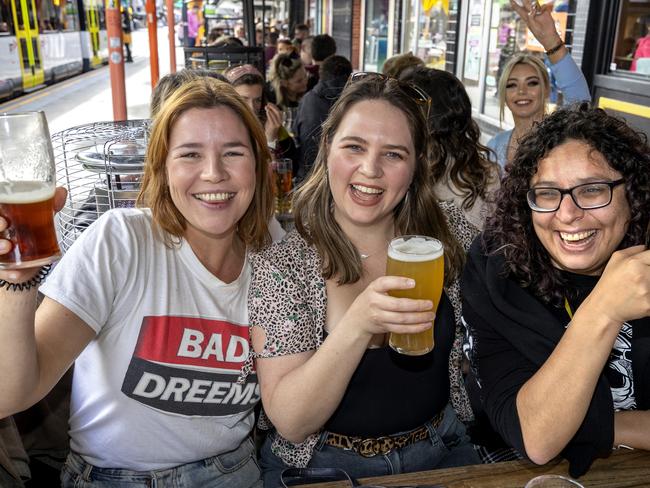 MELBOURNE, AUSTRALIA - NewsWire Photos OCTOBER 24, 2021: Drinkers enjoy a Sunday session in St Kilda as double vaxxed Melbournians return to pubs and restaurants on  the first weekend out of Covid lockdown.Picture: NCA NewsWire / David Geraghty