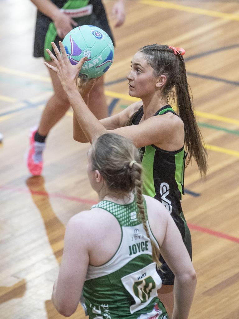 Khloe Fanning passes to Haylee McAuliffe for Panthers. Picture: Nev Madsen.