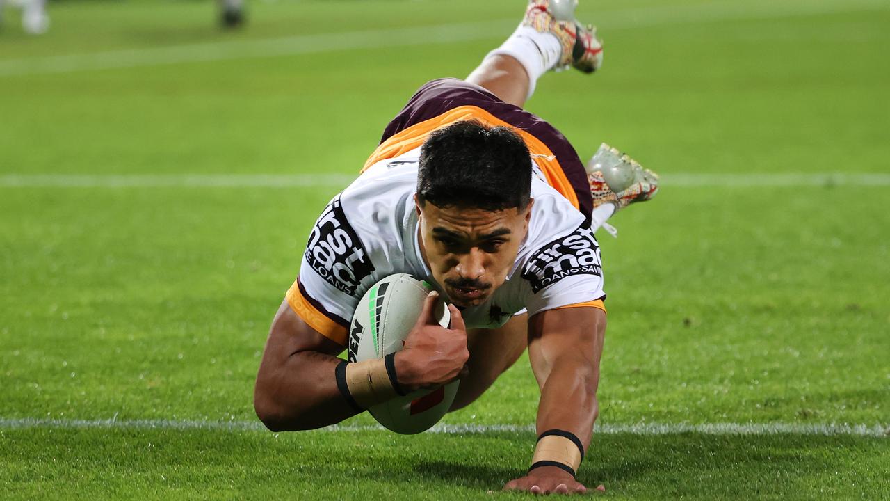 Deine Mariner scores for the Broncos against the Warriors. Picture: NRL Imagery