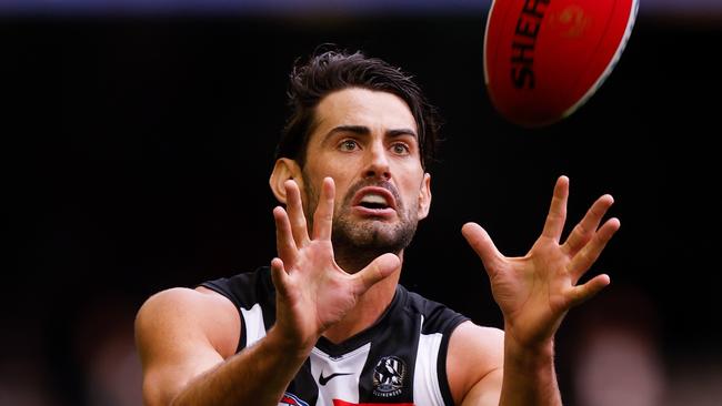 MELBOURNE, AUSTRALIA - JUNE 26: Brodie Grundy of the Magpies marks the ball during the 2021 AFL Round 15 match between the Collingwood Magpies and the Fremantle Dockers at Marvel Stadium on June 26, 2021 in Melbourne, Australia. (Photo by Michael Willson/AFL Photos via Getty Images)