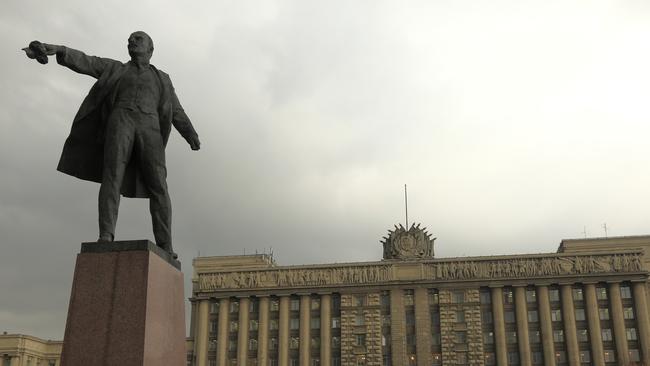 Lenin Statue in front of House of Soviets, Moscow Square. Saint Petersburg, Russia.