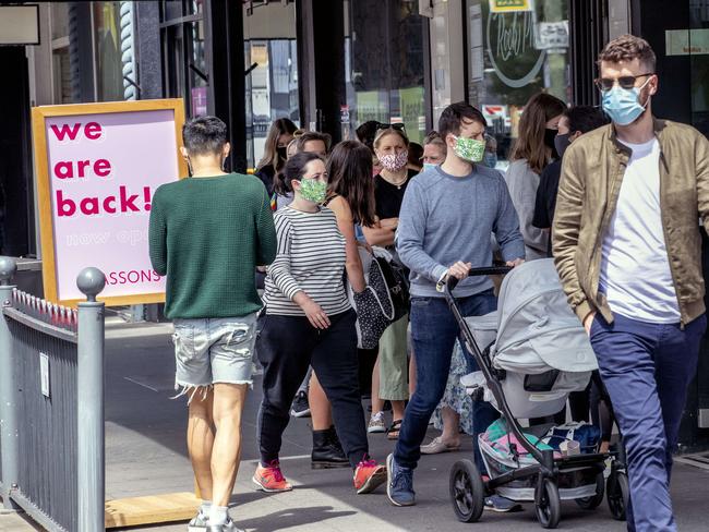 People are starting to make their own decisions about when to wear masks, Deakin University epidemiology chair Catherine Bennett says. Picture: NCA NewsWire / David Geraghty