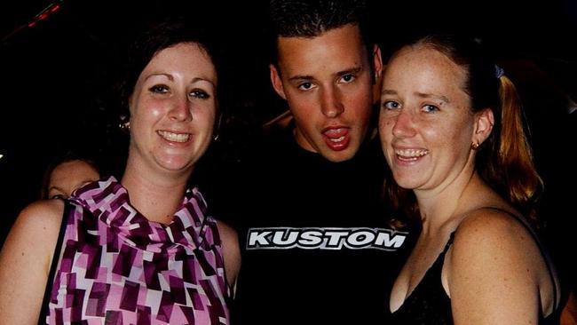 Tanya Moffitt, Robert Jones & Vicki Stitt at Mantaz Club & Bar Pic Bryan Lynch AD135023