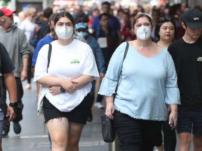 MELBOURNE, AUSTRALIA - NewsWire Photos, JANUARY 6, 2023. People wearing masks in Melbourne as Friday will marks the first day of national Covid data since before Christmas. Numbers are expected to be high as new variants enter the country and Aussies gathered in droves over the holiday season.  Picture: NCA NewsWire / David Crosling