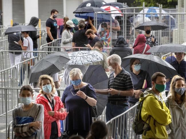 MELBOURNE, AUSTRALIA – NewsWire Photos JANUARY 3, 2020. People queue in the rain at the Alfred Hospital Covid testing site on Sunday morning. Picture: NCA NewsWire / David Geraghty