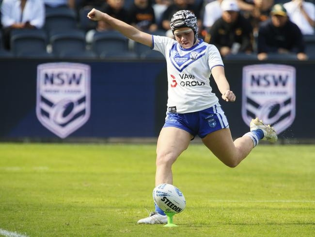 Olivia Vaalele puts boot to ball. Picture: Warren Gannon Photography