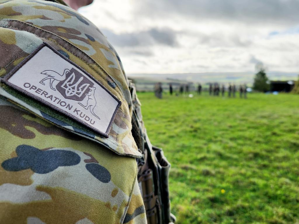 An Australian Army soldier deployed to the United Kingdom on Operation KUDU supervises the training of Armed Forces of Ukraine personnel.