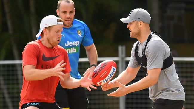 Dan Hannebery (left) trains with Gary Ablett Jr (right) in the AFL’s transition hub. Picture: Quinn Rooney/Getty Images.