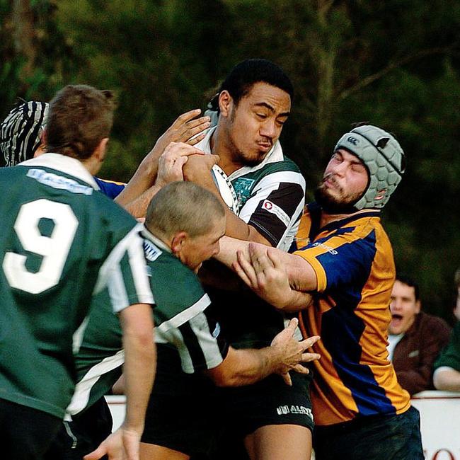 Sunnybank Sunnybank’s Kuresa Lee takes on the Easts defence in 2005.