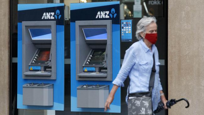 Aussies are increasingly shunning cash. Picture: NCA NewsWire/David Geraghty