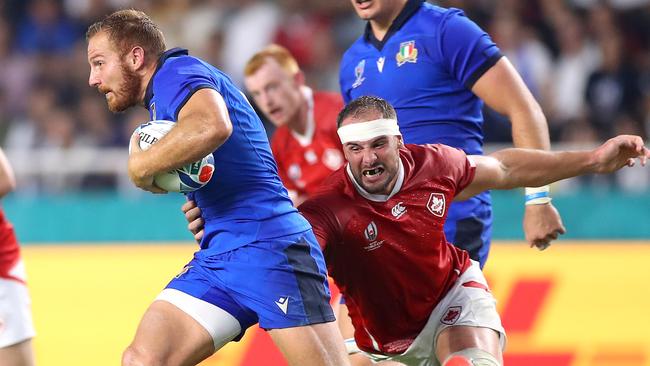 Giulio Bisegni slips away from the tackle of Tyler Ardron. Picture: Getty Images