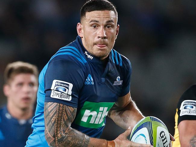 AUCKLAND, NEW ZEALAND - APRIL 15:  Sonny Bill Williams of the Blues makes a break during the round eight Super Rugby match between the Blues and the Highlanders at Eden Park on April 15, 2017 in Auckland, New Zealand.  (Photo by Phil Walter/Getty Images)