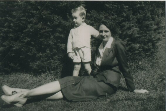 Elliot Hannay and his mother Alma in 1944.