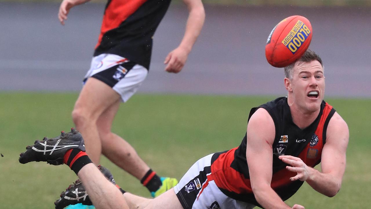 Matt Boag dishes out a handball. Picture: Mark Wilson