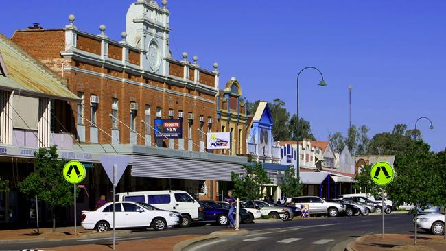 A photo of the main street in Warren in the NSW far west