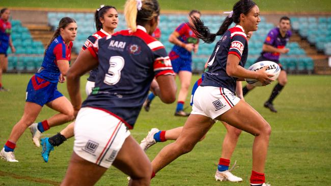 Skyla Adams breaks clear for the Roosters. Picture: Thomas Lisson.