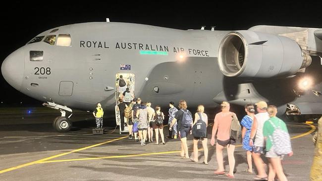 Australian citizens have returned home on two RAAF aircraft that delivered assistance to Vanuatu.