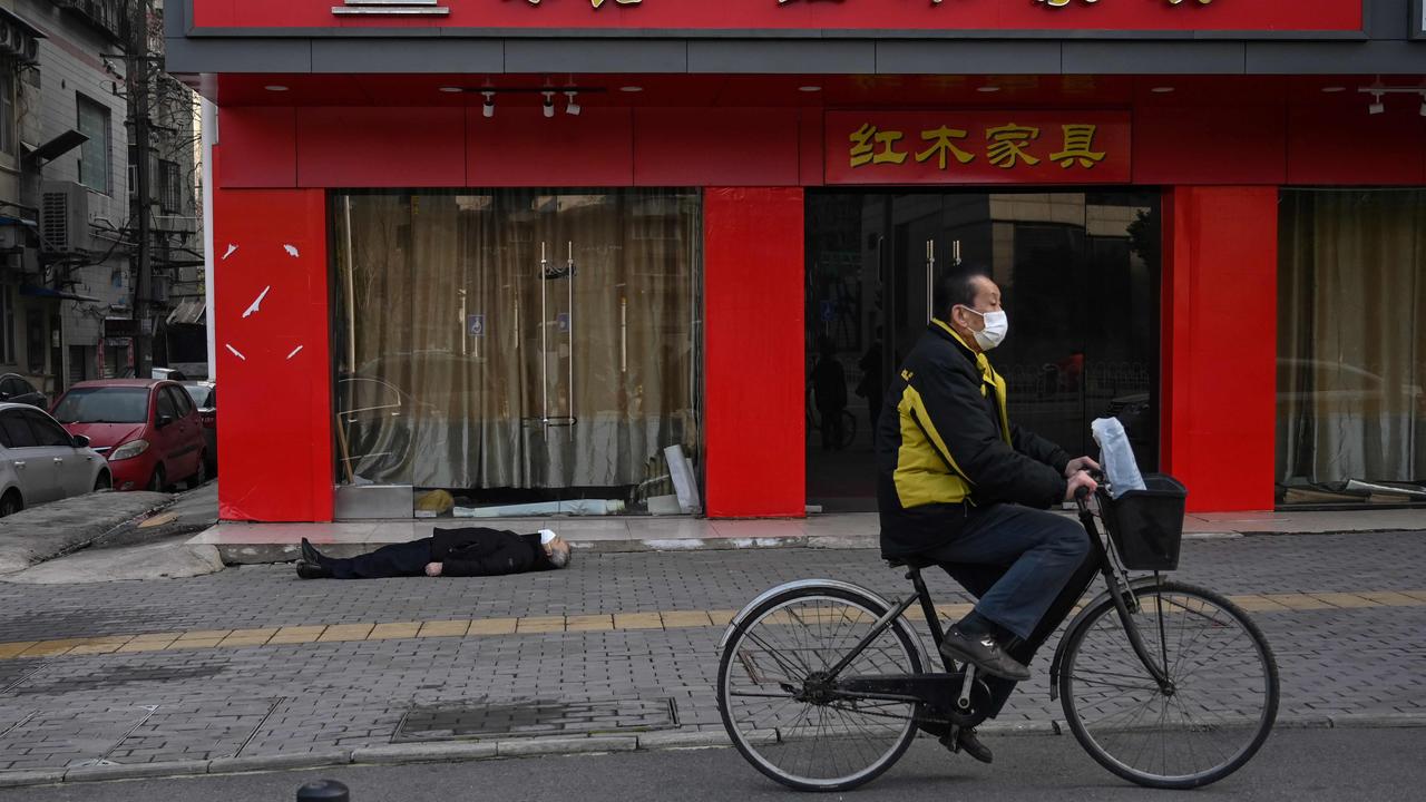 An elderly man collapsed and died near a hospital in Wuhan. Picture: Hector Retamal/AFP